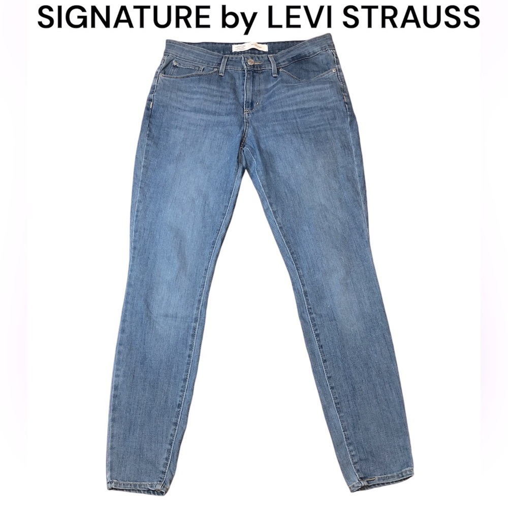 SIGNATURE by LEVI STRAUSS mid rise skinny jeans.